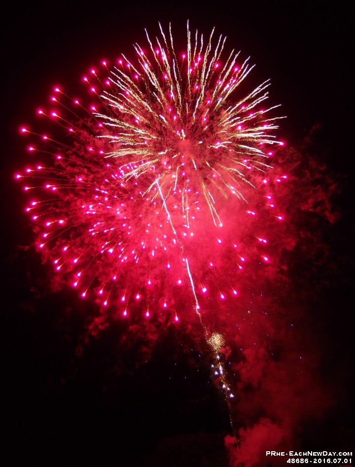 48686CrReEx - July 1st fireworks in Bobcaygeon